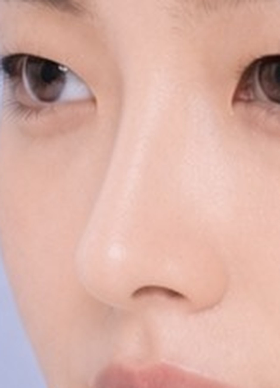 2단계 — 콧날이 일자로 펴지면서 라인이 또렷해집니다. 여기서부터 "했다"가 보입니다.